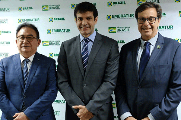 Linhares, Marcelo e Gilson, na solenidade de posse do conselho (Foto Divulgação | ABIH)